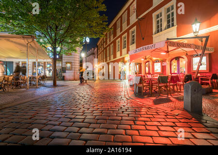 Beleuchtete Straße mit Kopfsteinpflaster in der Altstadt bei Nacht, Prag, Tschechische Republik Stockfoto