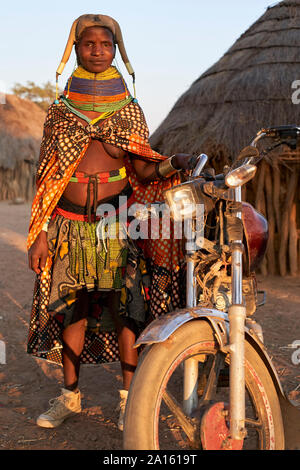Stolz Muhila Frau und ihr Fahrrad, Kehamba, Chibia, Angola Stockfoto