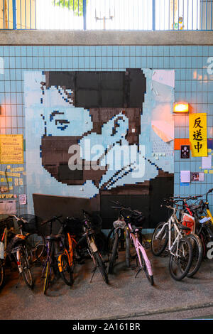 Tai Po, Hong Kong. 23. September 2019. Ein Wandbild eines maskierten pro Demokratie Demonstrant. Dies ist eine von vielen Lennon Wände mit Postern, Nachrichten und Grafitti, um Hongkong zu finden sind. Stockfoto