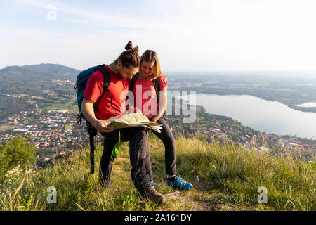 Wandern auf der Suche auf der Karte Stockfoto