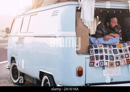 Reifer Mann lag in Van Stockfoto