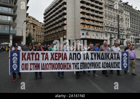 Athen, Griechenland. 24. Sept. 2019. Im öffentlichen und im privaten Sektor beschäftigten März während eines 24-stündigen landesweiten Generalstreik gegen den Entwurf eines Gesetzes durch die Regierung, die Änderungen der Rechtsvorschriften der Union in Athen, Griechenland vorgeschlagenen zu protestieren. Credit: Nicolas Koutsokostas/Alamy Stock Foto. Stockfoto