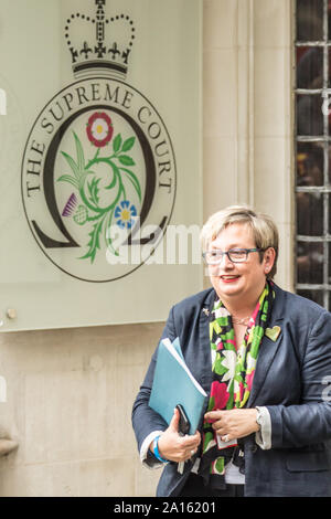 London, Großbritannien. 24 Sep, 2019. Ein glückliches Joanna Cherry, Scottish Nationalist Party MP, außerhalb der Oberste Gerichtshof nach dem Urteil, dass die Boris Johnson's Regierung rechtswidrig in Ihrem proroguation des Parlaments gehandelt. Quelle: David Rowe/Alamy leben Nachrichten Stockfoto