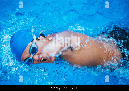 Paralympischen junge Schwimmer Crawling in einem Pool Stockfoto