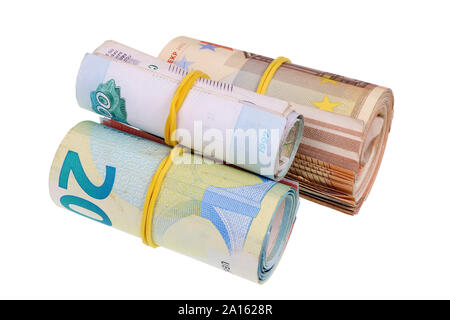 Drei tausend Euro in verschiedenen Banknoten Rechnungen sind in einem Rolls verdreht und zusammen gezogen, mit einem elastischen Bändern. Auf weissem studio Makro isoliert Stockfoto