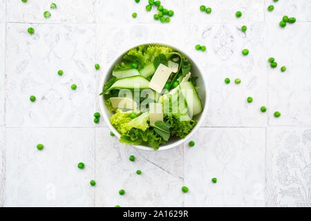 Direkt über der frischen Salat in Schalen von Serviette und Gabeln Stockfoto