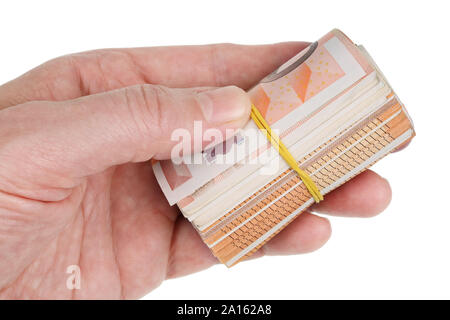 Ältere Menschen halten in der Hand von drei tausend Euro in 50 euro Rechnungen sind zu einer Rolle gedreht. Auf weissem studio Makroaufnahme isoliert Stockfoto