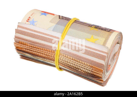 Drei tausend Euro in 50 euro Rechnungen sind zu einer Rolle gedreht und zusammen gezogen, mit einem elastischen Band. Auf weissem studio Makroaufnahme isoliert Stockfoto