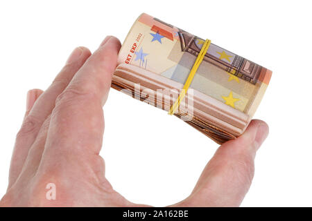 Alter Mann halten in der Hand von drei tausend Euro in 50 Euro sind in einer Rolle verdreht. Auf weissem studio Makroaufnahme isoliert Stockfoto