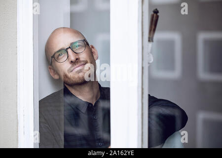 Mann nachdenklich Blick aus dem Fenster Stockfoto