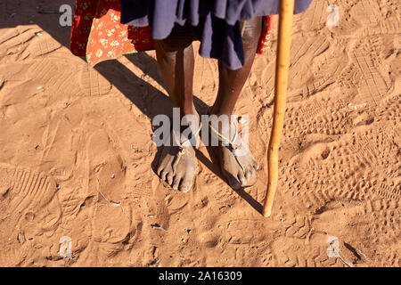 Traditionelle Mudimba Stamm Mann mit einem Stock, Canhimei, Angola Stockfoto