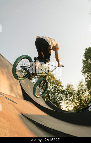 Junger Mann BMX Fahrrad an Skatepark Stockfoto