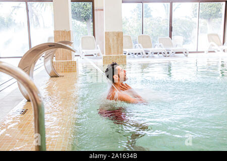 Man Relaxen im Pool eines Spa Stockfoto