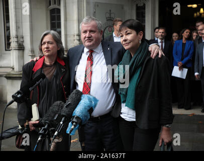 London, Großbritannien. 24 Sep, 2019. Plaid Cymru MP Liz Saville-Roberts (L) Scottish National Party Westminster leader Ian Blackford (C) und die Partei der Grünen MP Caroline Lucas im Gespräch mit den Medien außerhalb der Oberste Gerichtshof nach einem Urteil, dass die Entscheidung der Regierung, das Parlament zu vertagen in London am Freitag rechtswidrig war, September 24, 2019. Britain's Top Gericht entschied Premierminister Boris Jonson rechtmäßig gehandelt, und daß das Parlament unverzüglich einzuberufen. Foto von Hugo Philpott/UPI Quelle: UPI/Alamy leben Nachrichten Stockfoto