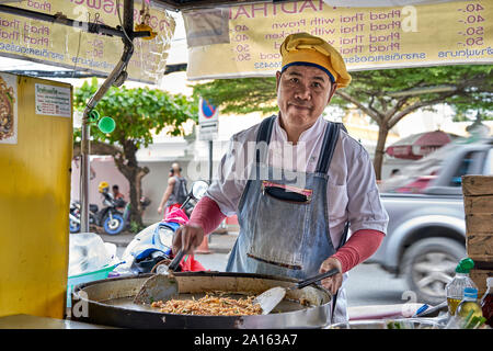 Thailand Street Food vendor Vorbereitung der traditionellen und populären Pad Thai Gericht. Stockfoto