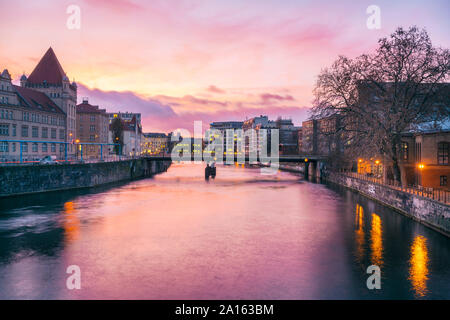 Blick von der Museumsinsel in der Spree in Richtung Friedrichstraße bei Sonnenuntergang, Berlin, Deutschland Stockfoto