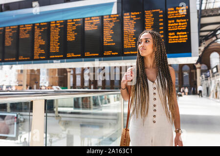 Porträt der jungen Frau am Bahnhof, London, UK Stockfoto