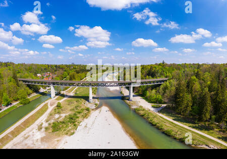 Deutschland, Oberbayern, Grosshesseloher Brücke Isar im Isartal Stockfoto