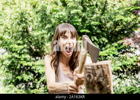 Schreiende Frau Holzhacken Stockfoto