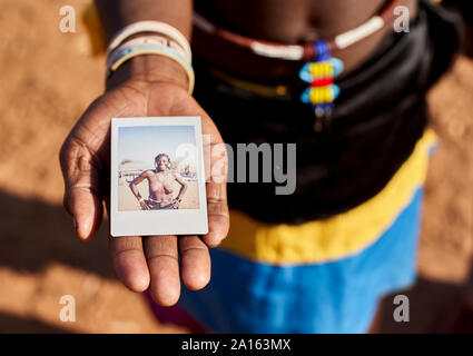 Mudimba Stamm Frau, ein Bild von sich selbst, Canhimei, Angola. Stockfoto