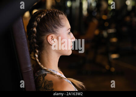 Junge Frau trainieren im Fitnessraum Stockfoto