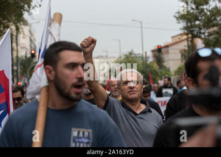 Athen, Griechenland. 24. September 2019. Die streikenden März halten Fahnen und riefen Parolen gegen die Sparpolitik und der geänderten Arbeitsrecht. Tausende gingen auf die Straße, die Teilnahme an einem 24 stündigen Generalstreik vom privaten und öffentlichen Sektor Gewerkschaften organisiert, protestieren gegen die Politik der Regierung in bezug auf die Arbeitsgesetzgebung. © Nikolas Georgiou/Alamy leben Nachrichten Stockfoto