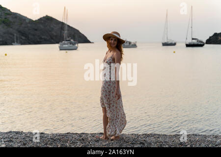 Junge Frau Strand bei Sonnenuntergang genießen. Stockfoto