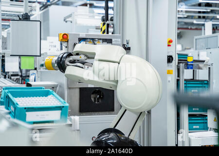 Arm der Baugruppe Roboter in modernen Werk, Stuttgart, Deutschland Stockfoto