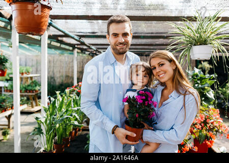 Portrait der glücklichen Mutter, Vater und Tochter kaufen Blumen in einem Garten Center Stockfoto