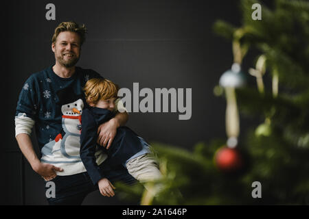 Vater und Sohn gemeinsam Spaß an Weihnachten in Stockfoto
