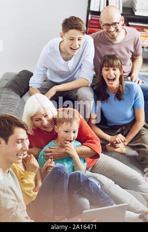 Große Familie Spaß zu Hause, mit digitalen Tablet Stockfoto