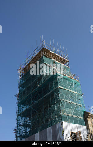 Grüne Schutt-Netz über Gerüst auf St. maries Kirchturm Bei Restaurierungs- und Reparaturarbeiten mit blauem Himmel in Bury lancashire uk Stockfoto