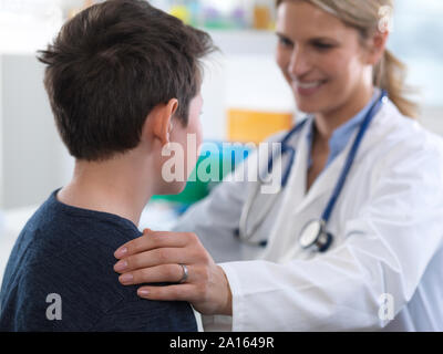 Eine junge Ärztin geben einige Hinweise bei einem Termin in der Klinik Stockfoto