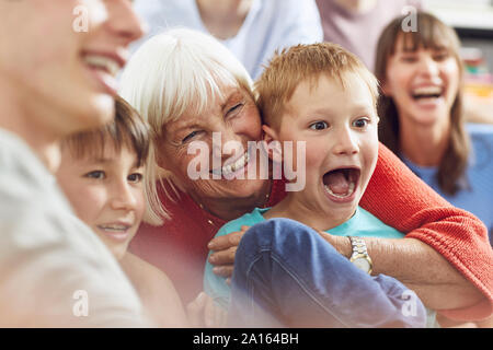 Drei Generationen der Familie Spaß zu Hause in Stockfoto