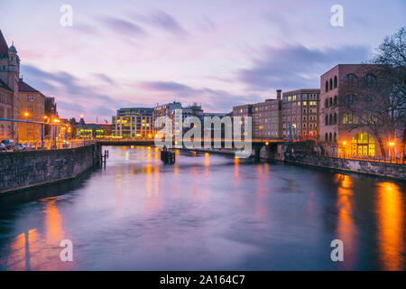 Blick von der Museumsinsel in der Spree in Richtung Friedrichstraße bei Sonnenuntergang, Berlin, Deutschland Stockfoto