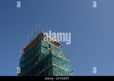 Grüne Schutt-Netz über Gerüst auf St. maries Kirchturm Bei Restaurierungs- und Reparaturarbeiten mit blauem Himmel in Bury lancashire uk Stockfoto