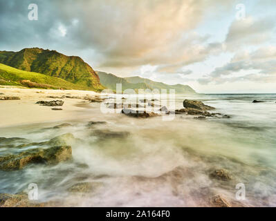 Malerische Aussicht auf Wellen plätschern am Ufer am Strand in Ka'ena Point State Park gegen Sky Stockfoto