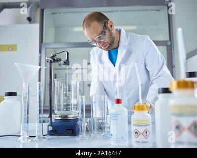 Mann in Lab arbeiten Stockfoto