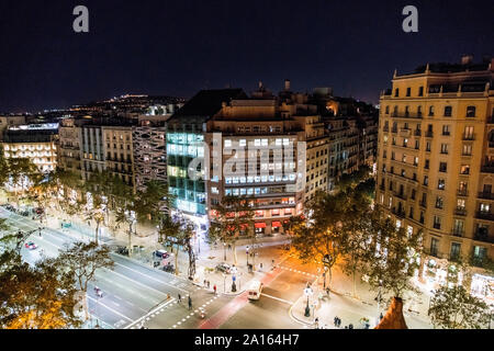 Paseo de Garcia von Casa Mila bei Nacht, Barcelona, Spanien Stockfoto