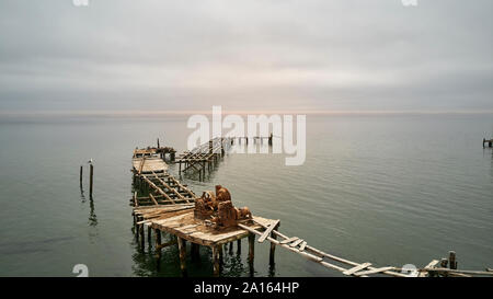 Luftaufnahme von tigres Insel, verwitterten hölzernen Promenaden, ehemalige Walfang, Angola Stockfoto