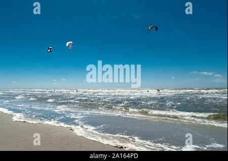 Deutschland, Schleswig-Holstein, Sankt Peter-Ording, Kitesurfer in der Nordsee Stockfoto