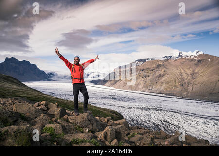 Reifen Mann in den Nationalpark Skaftafell, Vatnajökull Gletscher, Island suchen Stockfoto
