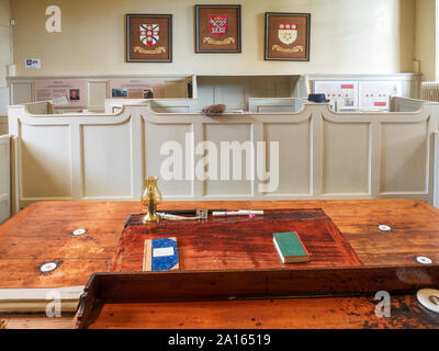 Blick von der Bank in den Gerichtssaal am Courthouse Museum Ripon Ripon North Yorkshire England Stockfoto