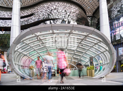 MRT-Eingang an der Orchard Road Shopping Mall, Singapur Stockfoto