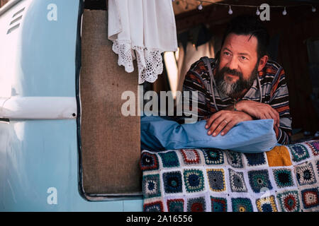 Reifer Mann lag in Van Stockfoto