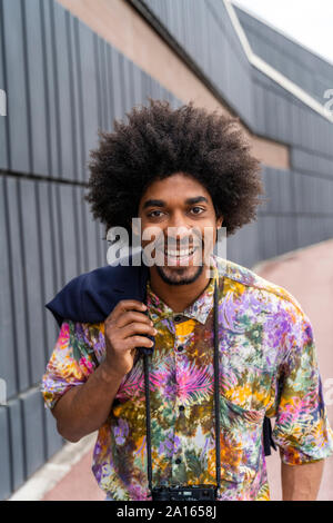 Portrait von glücklichen Menschen tragen bunte Shirt Stockfoto