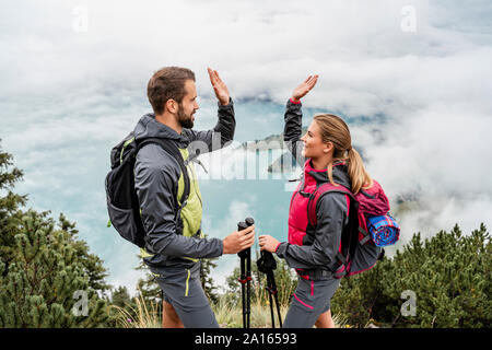 Glückliches junges Paar auf einer Wanderung in den Bergen hohe Fiving, Herzogstand, Bayern, Deutschland Stockfoto
