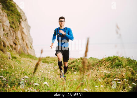 Trail Runner Training in der Natur, Ferrol, Spanien Stockfoto