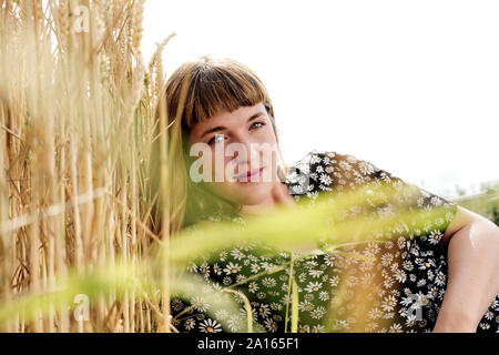 Porträt der jungen Frau mit nasenpiercing in der Natur Stockfoto