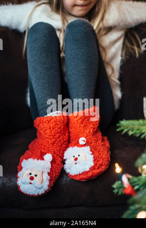 In der Nähe von Mädchen mit gemütlichen Santa Claus Schuhe Stockfoto